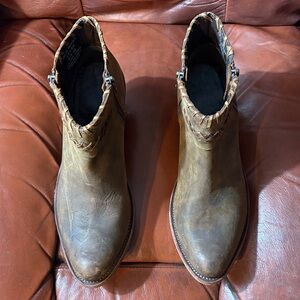 Old West Short Brown Leather Heeled Boots. Great Condition. Size 9.5